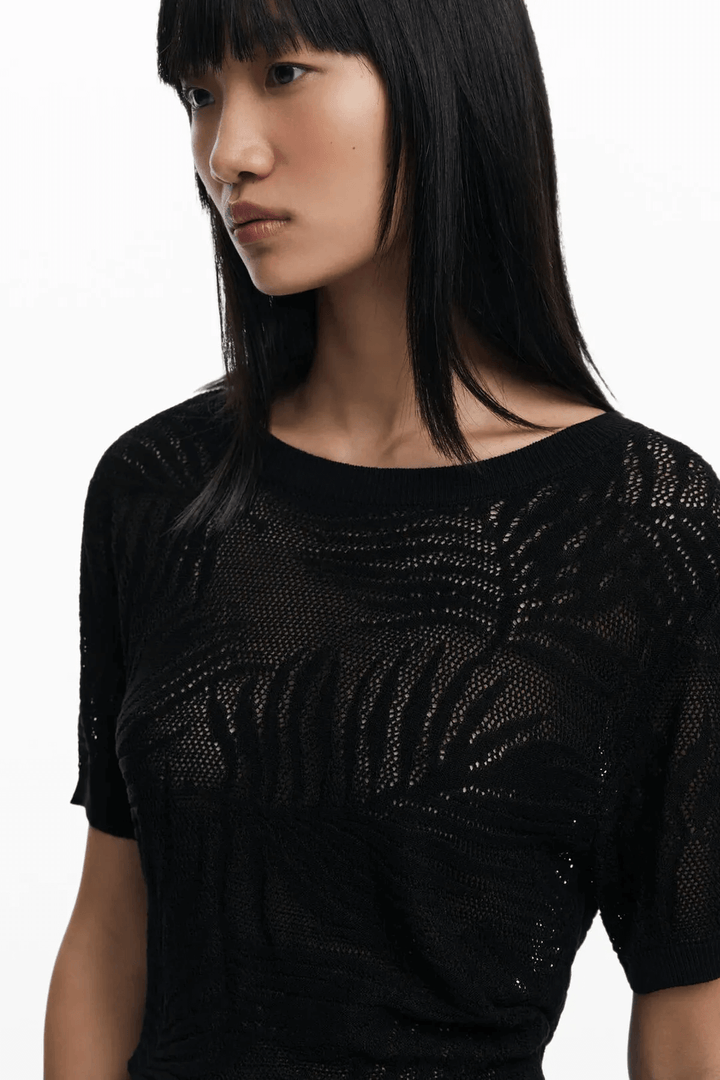 Chandail en maille ajourée noir avec motif texturé, col rond et manches courtes, idéal pour un look estival.