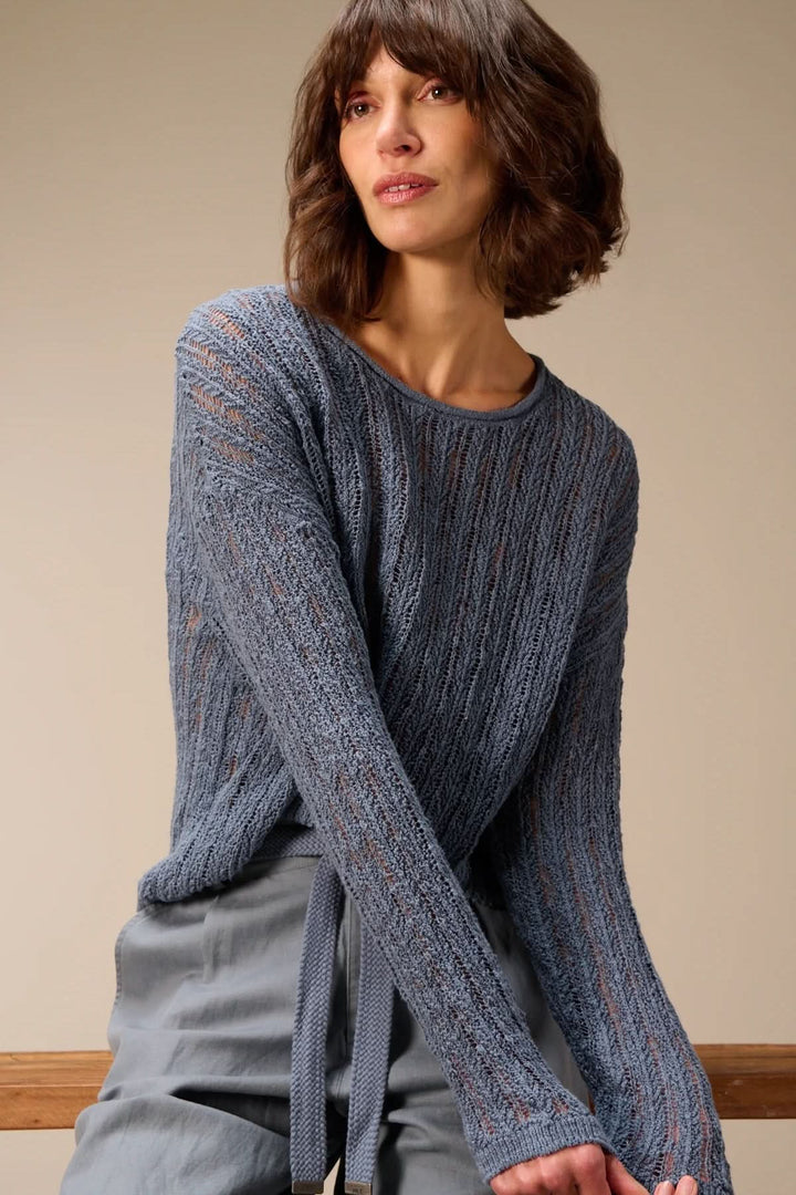 Chandail en maille ajourée moderne au style chic avec encolure arrondie et manches longues, idéal pour superposition.