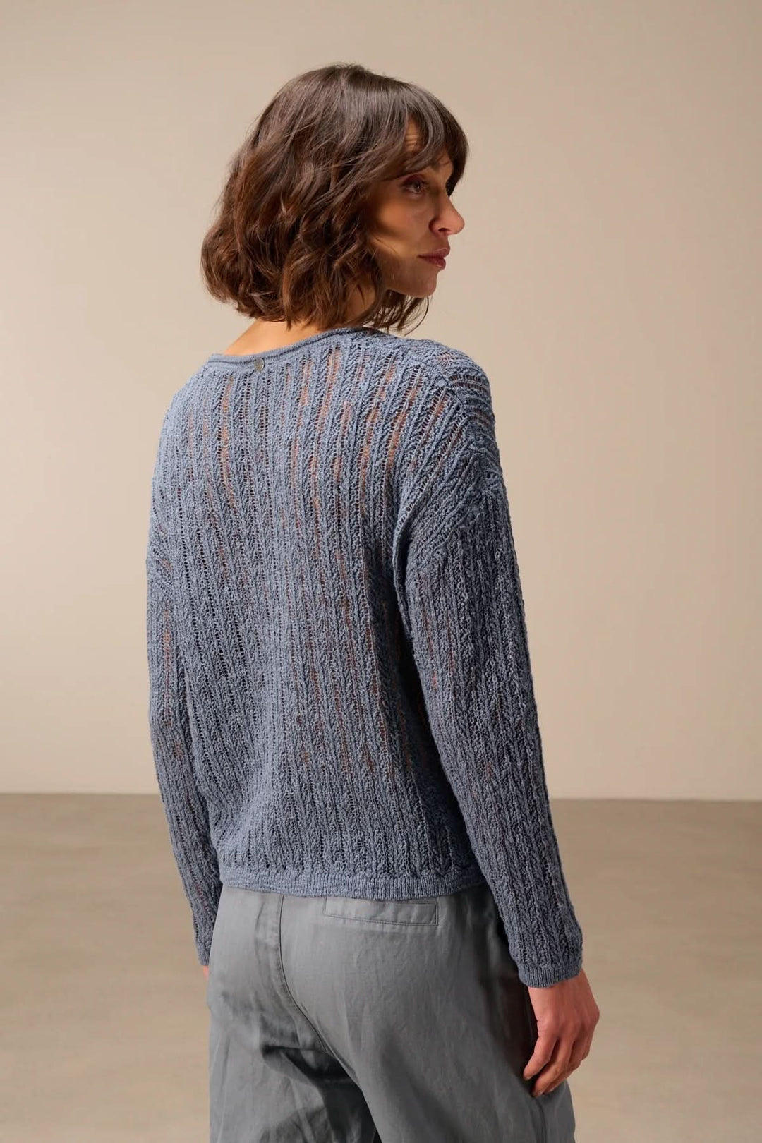 Chandail en maille ajourée en bleu, coupe décontractée, texture légère, vue de dos.