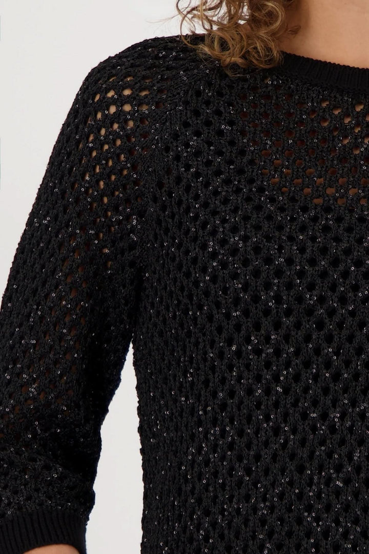 Chandail en maille ajourée noir avec manches 3/4, style moderne, parfait pour la mi-saison, texture légère.