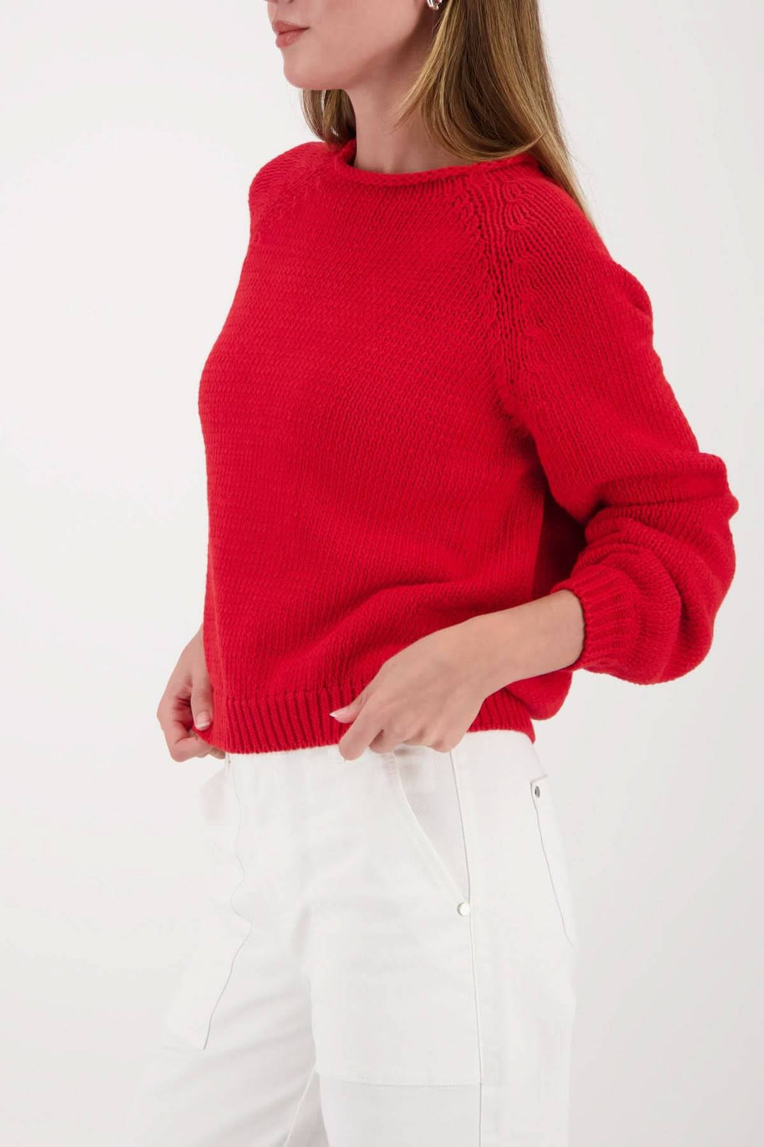 Chandail en maille col rond rouge pour un style intemporel et moderne.