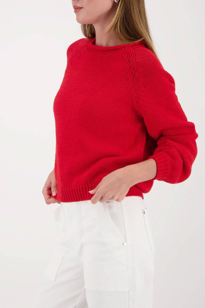 Chandail en maille col rond rouge pour un style intemporel et moderne.