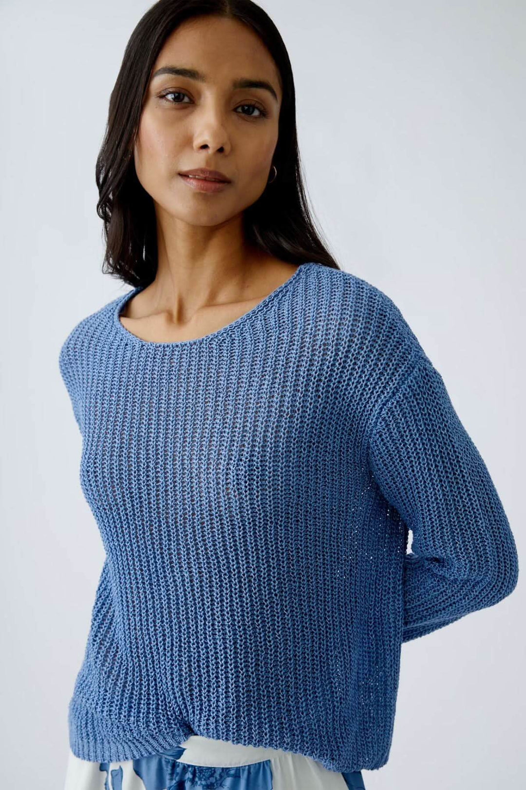 Chandail en maille côtelée bleu, coupe décontractée, idéal pour un look estival élégant.