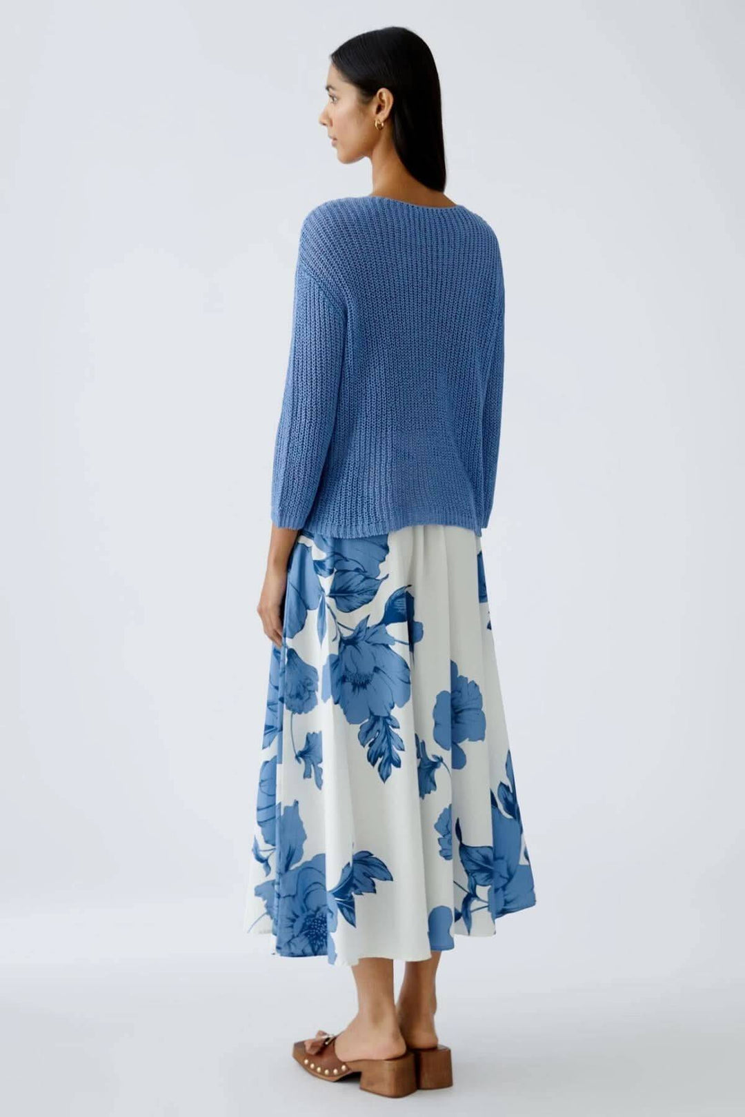 Chandail en maille côtelée bleu, porté avec une jupe fluide à fleurs blanches et bleues.