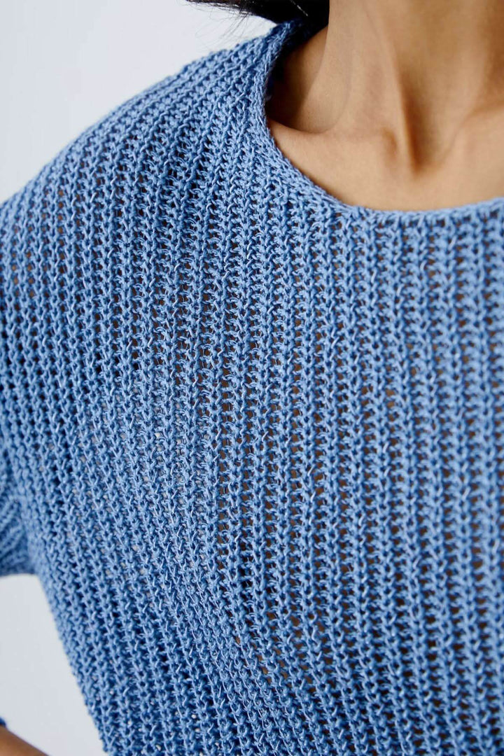 Chandail en maille côtelée bleu avec encolure ronde et manches 7/8, parfait pour un look décontracté.