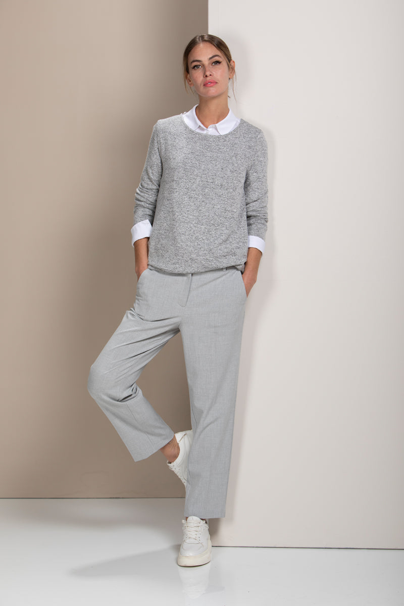 Chandail en maille douce gris avec texture chinée, ajustable par cordon à l'ourlet. Parfait pour un look casual avec un pantalon.