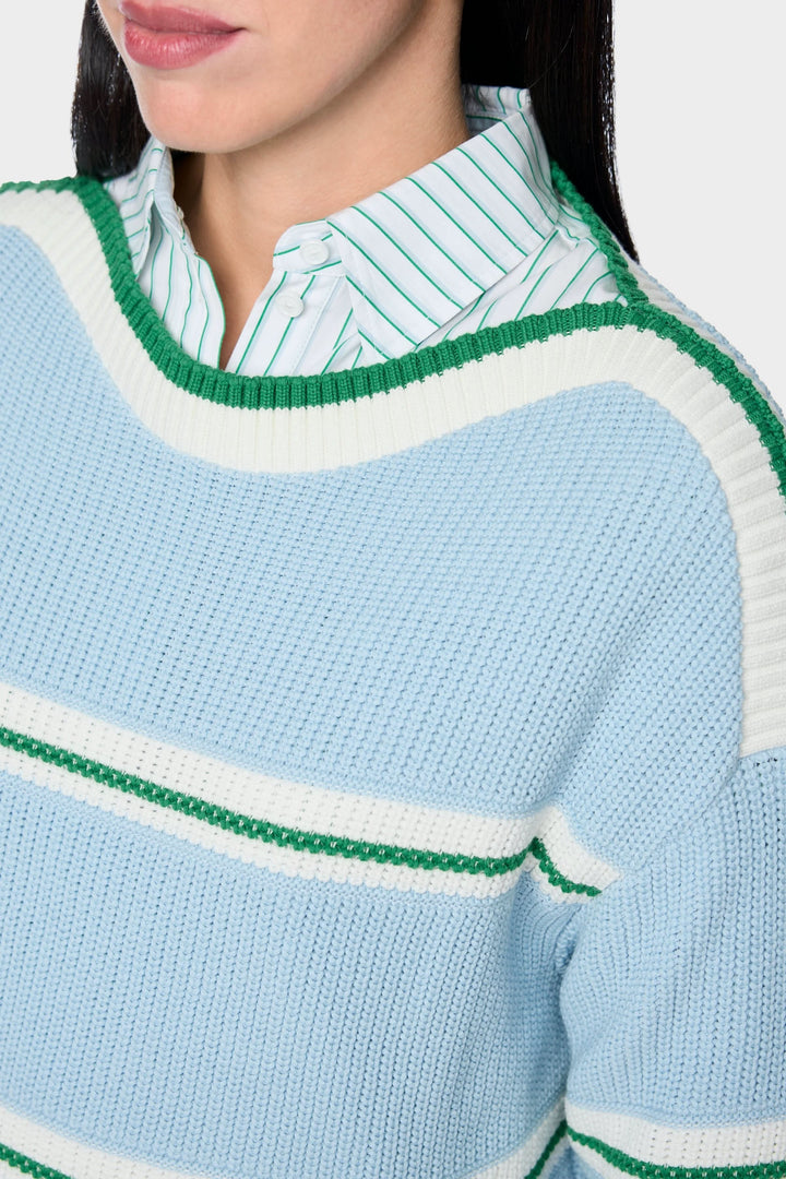 Chandail en maille rayée bleu avec détails verts et blancs, manches longues, coupe décontractée pour un style moderne et confortable.