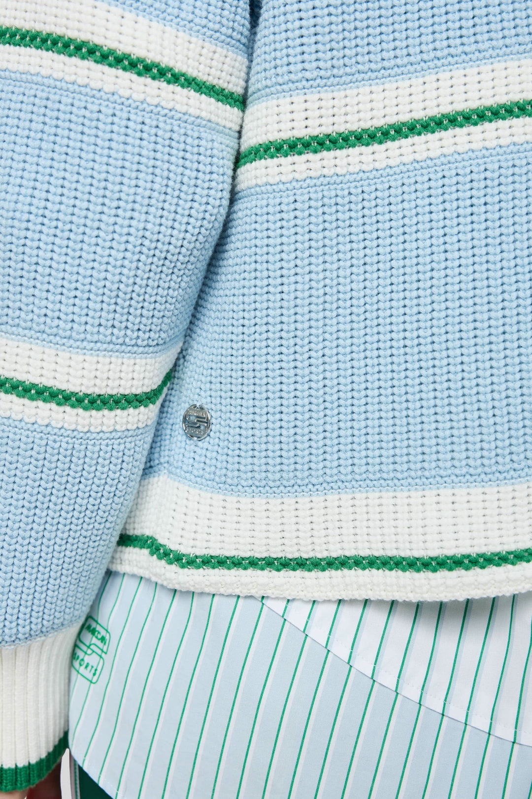 Chandail en maille rayée avec motif graphique et coupe ample, manche longue en bleu et vert, idéal pour superposer ou porter seul.