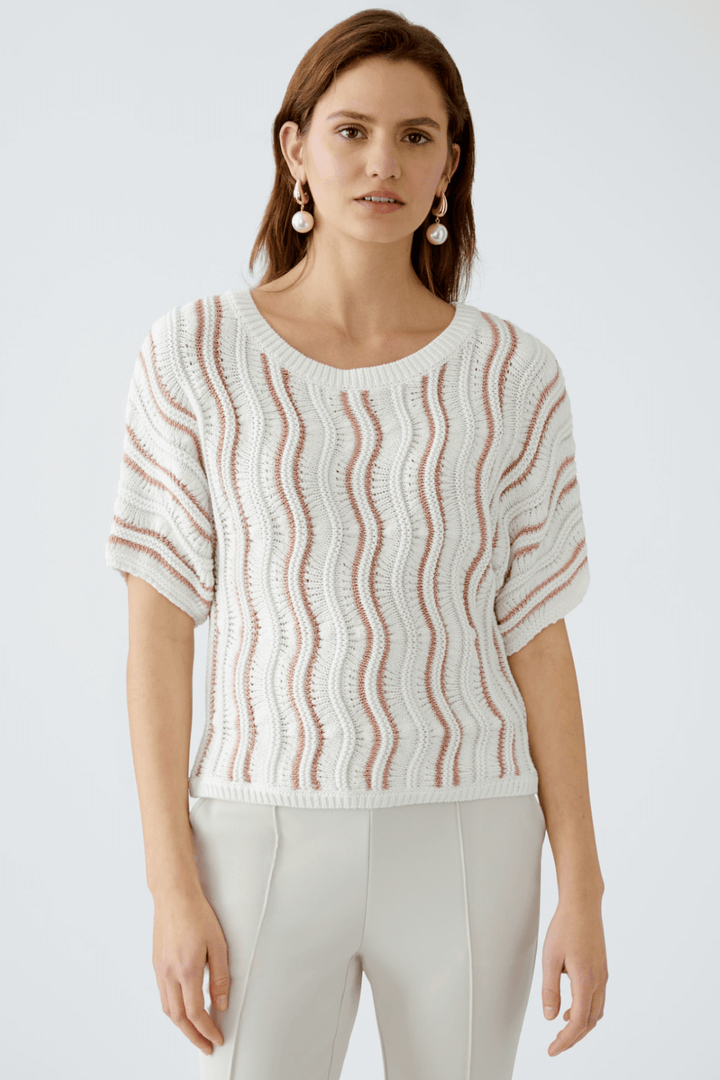 Chandail en maille texturée avec motif ondulé et manches courtes, col rond, look moderne et décontracté.