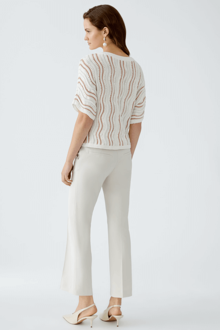 Chandail en maille texturée avec motif ondulé, dos vu, silhouette décontractée et féminine pour un look estival.