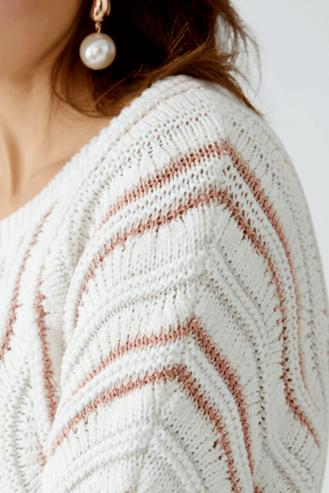 Chandail en maille texturée avec motif ondulé et nuances contrastantes, col rond et manches courtes.