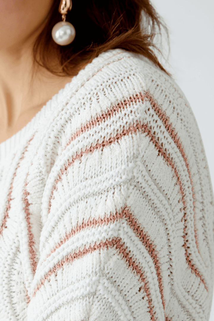 Chandail en maille texturée avec motif ondulé et nuances contrastantes, col rond et manches courtes.