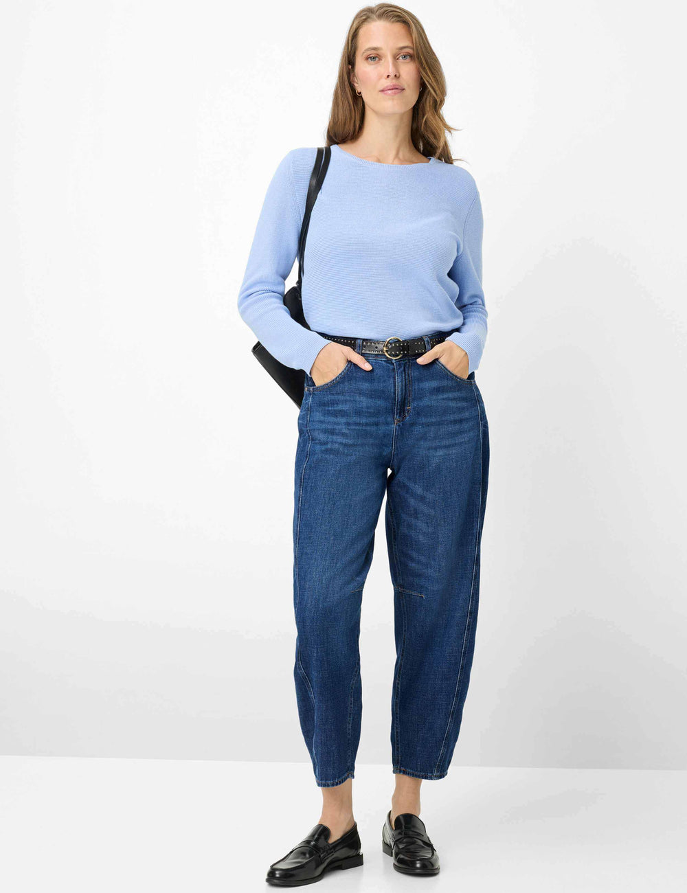 Chandail en maille texturée LESLEY bleu, manches longues, col bateau, style décontracté, porté par une femme avec jean et accessoires.