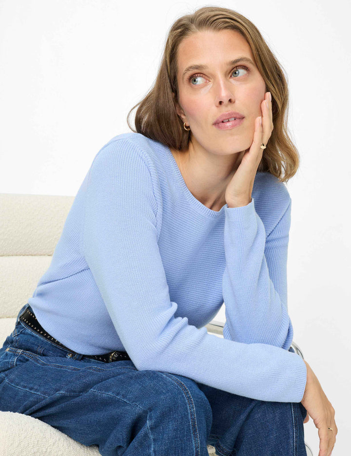 Chandail en maille texturée LESLEY bleu avec manches longues et col bateau, porté pour un style moderne et décontracté.