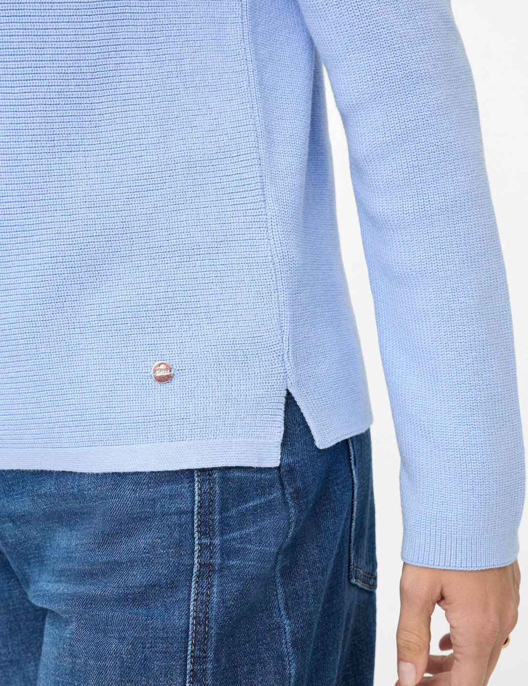 Détail du Chandail en maille texturée LESLEY bleu avec manches longues et fentes à l'ourlet, style moderne et décontracté.