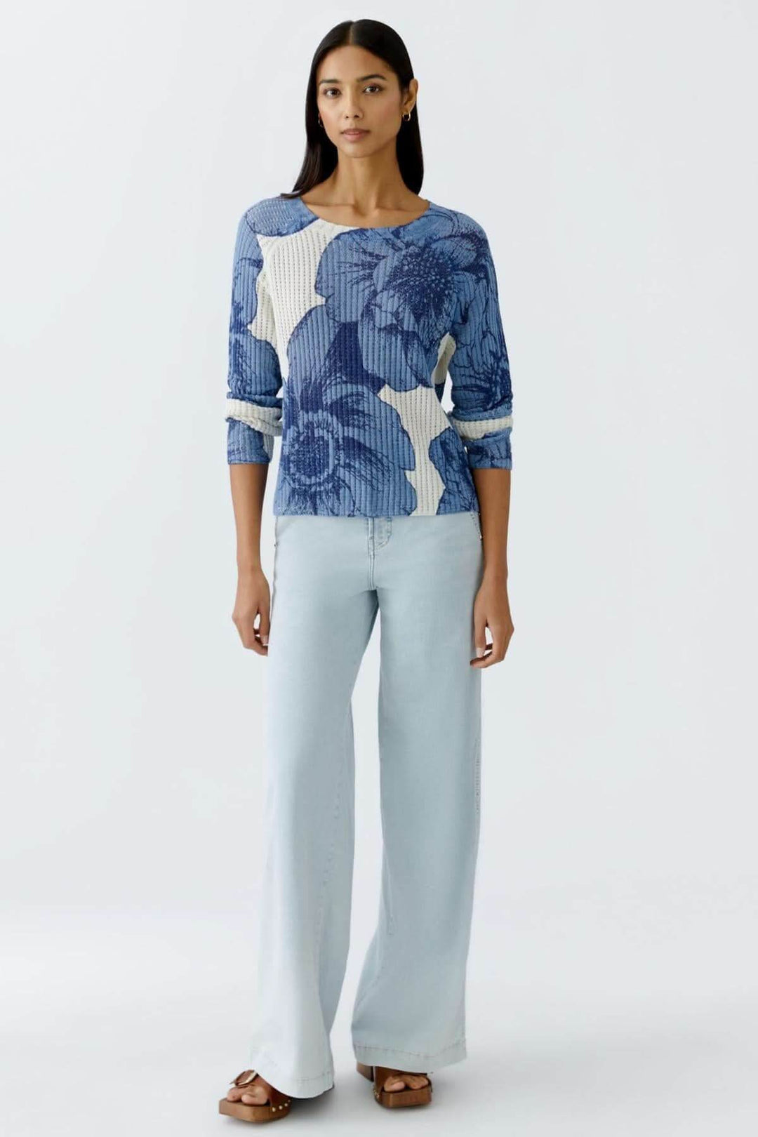 Chandail en tricot côtelé à motif floral, coupe décontractée, idéal pour les looks modernes.