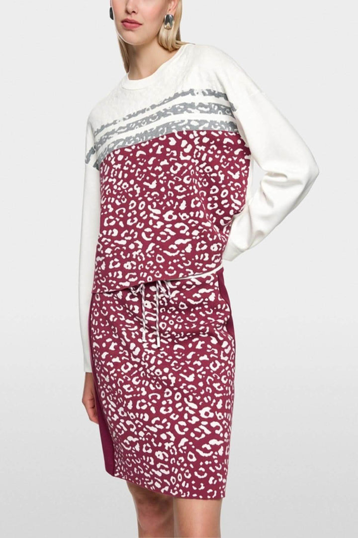 Chandail en tricot moderne avec imprimé graphique et empiècements contrastants, manches longues, col rond, coupe droite et confortable.