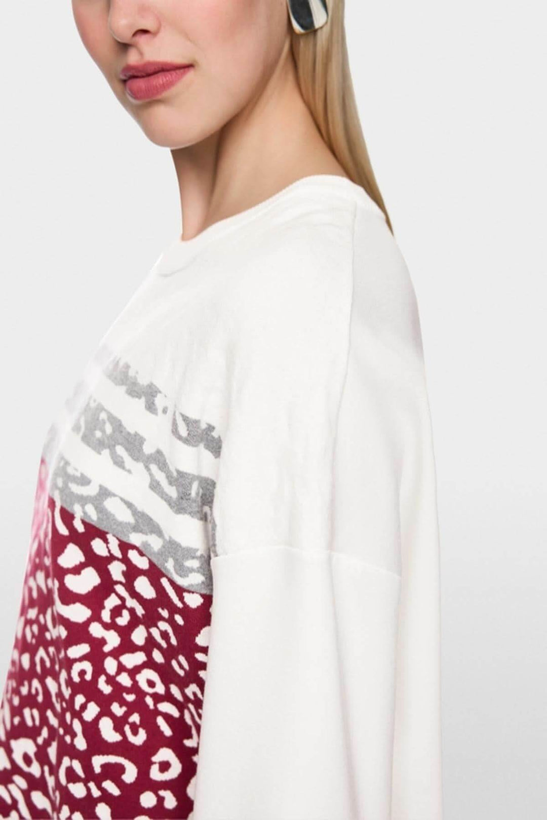 Chandail en tricot moderne avec imprimé graphique et empiècements contrastants, coupe droite pour confort et style structuré.