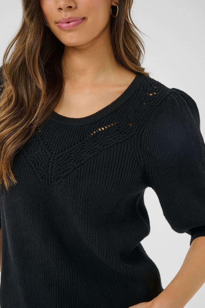 Chandail en tricot Dela noir avec motif ajouré et manches bouffantes, style décontracté et féminin.