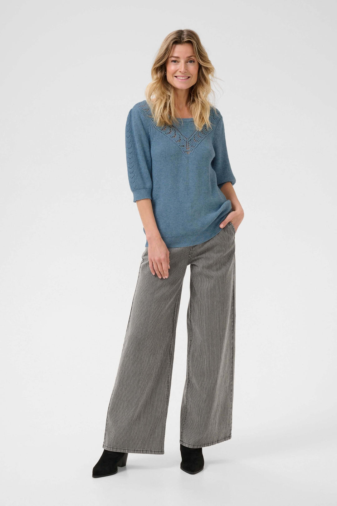 Chandail en tricot Dela, coupe décontractée, motif ajouré, manches trois-quarts, style féminin et raffiné.