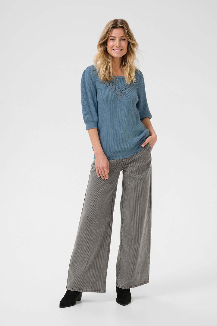 Chandail en tricot Dela, coupe décontractée, motif ajouré, manches trois-quarts, style féminin et raffiné.