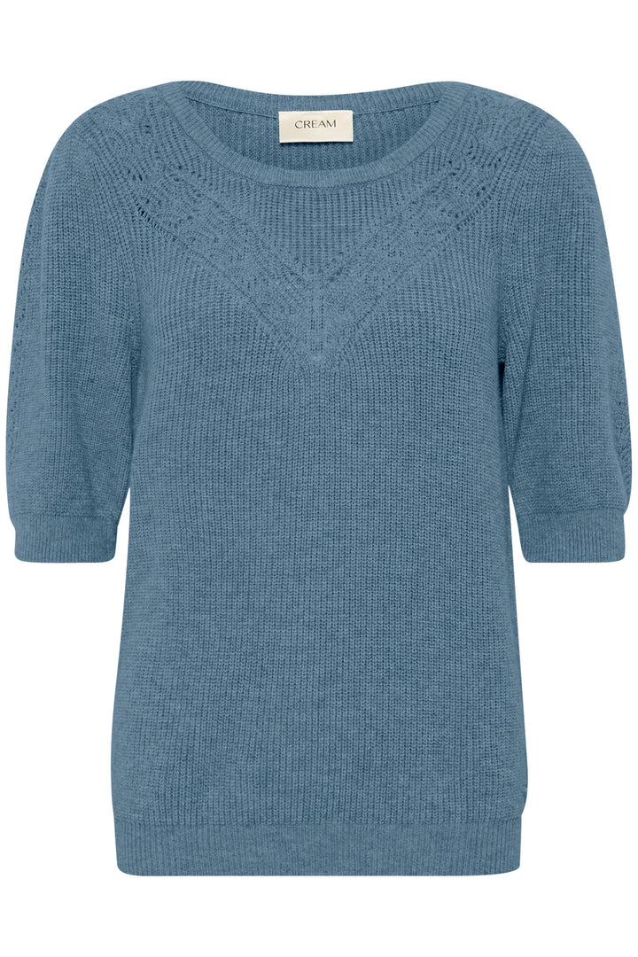 Chandail en tricot Dela, bleu, avec motif ajouré sur le buste et manches trois-quarts bouffantes.