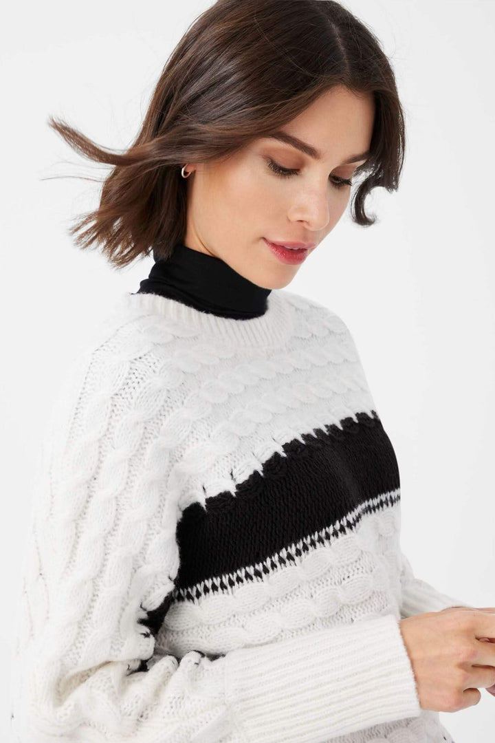 Pull en tricot pour femme, col ras du cou, motifs torsadés, style décontracté, tendance hivernale.