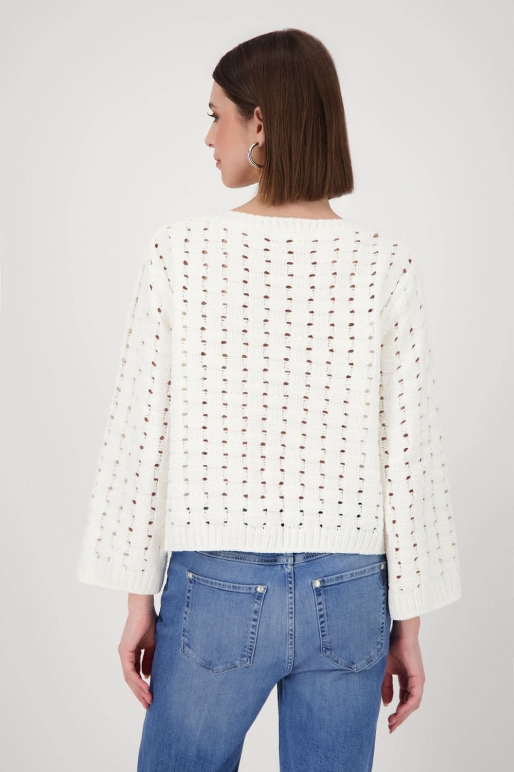 Chandail en tricot ajouré blanc, coupe droite, vue arrière, parfait pour un style décontracté et féminin.