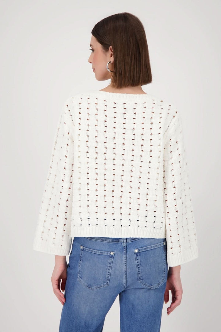 Chandail en tricot ajouré blanc, coupe droite, vue arrière, parfait pour un style décontracté et féminin.
