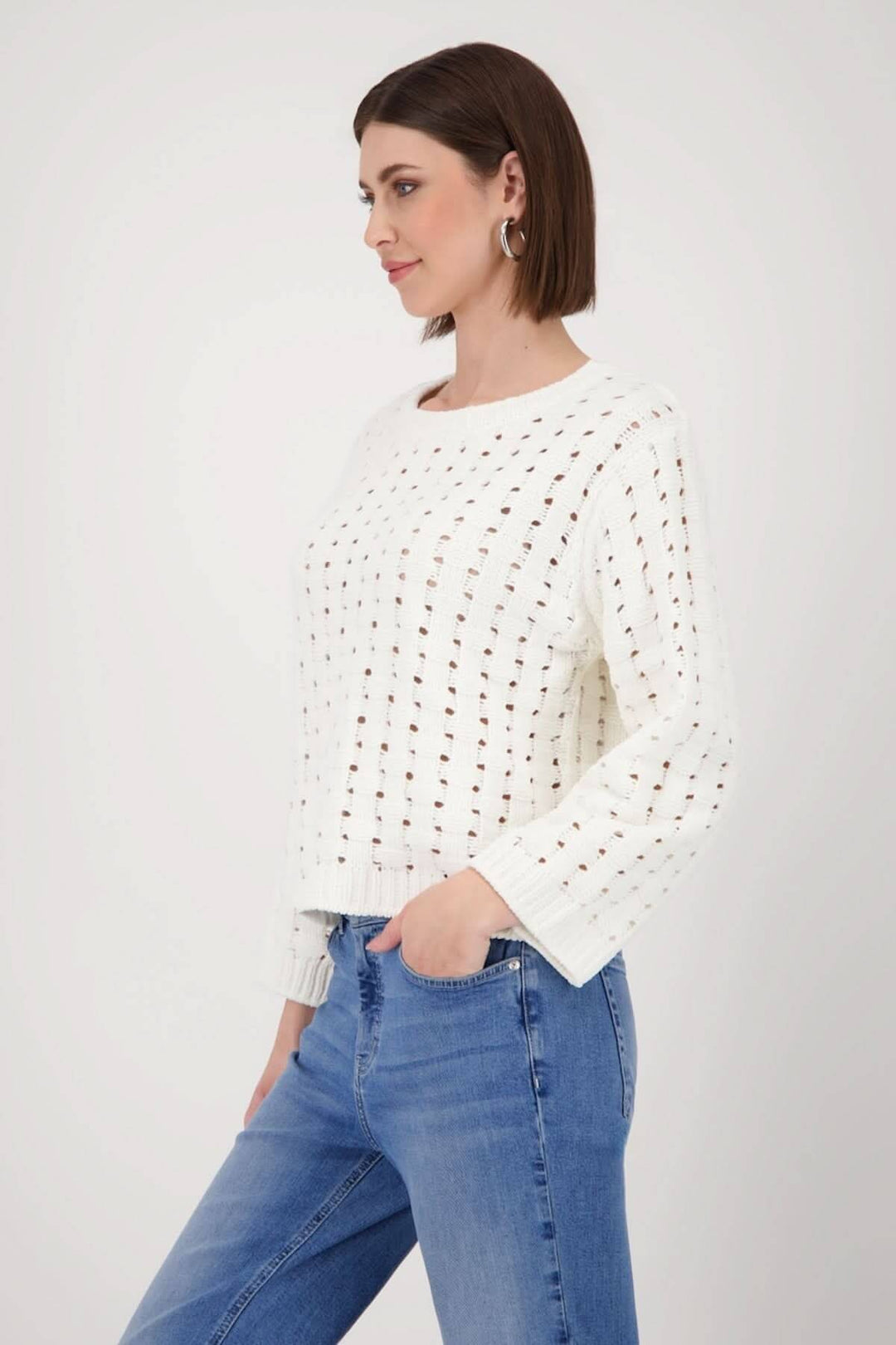 Chandail en tricot ajouré blanc, coupe droite, avec motif ajouré pour un style décontracté et féminin.