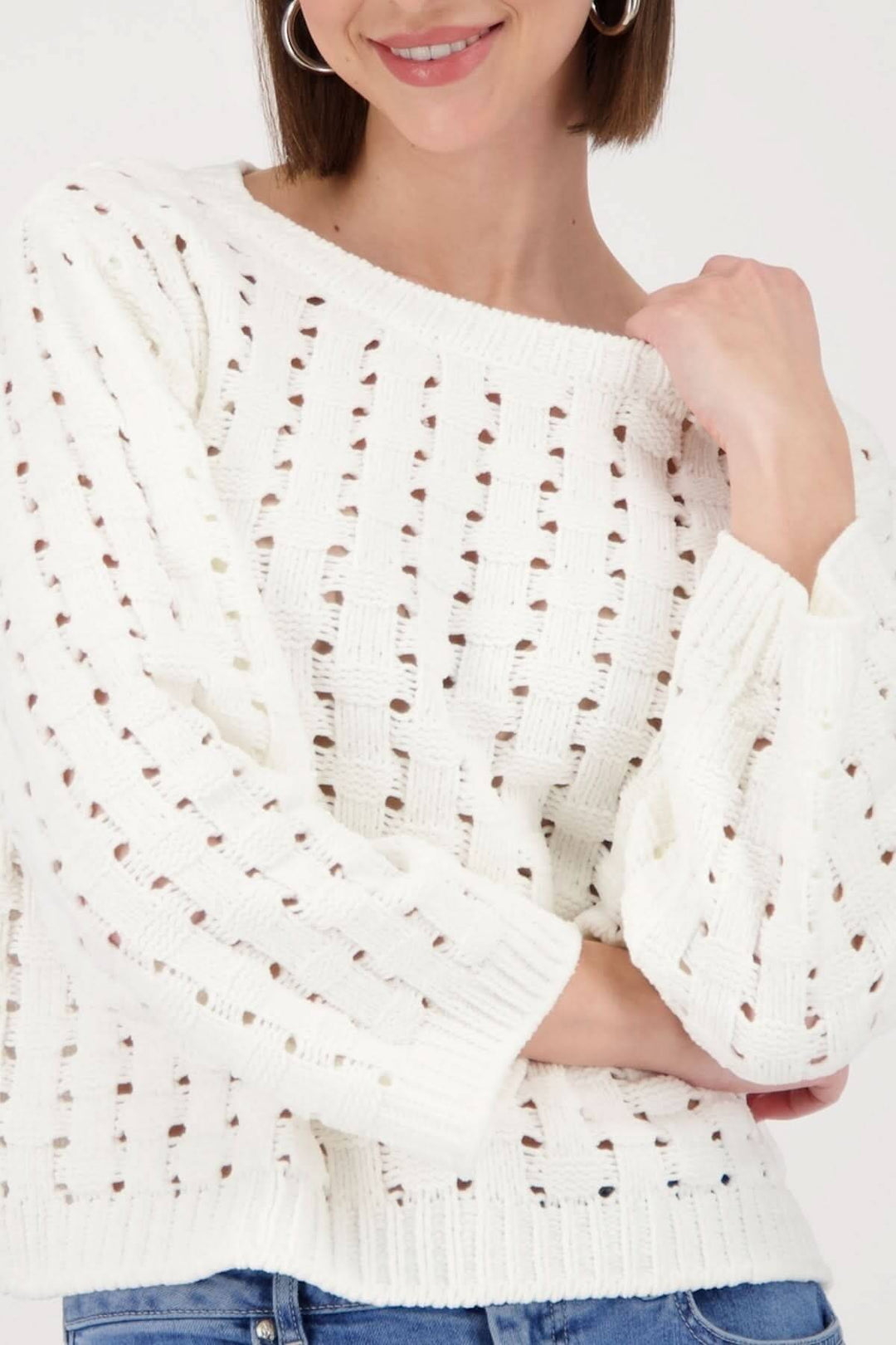 Chandail en tricot ajouré blanc, coupe droite avec encolure ronde, texture délicate et élégante.