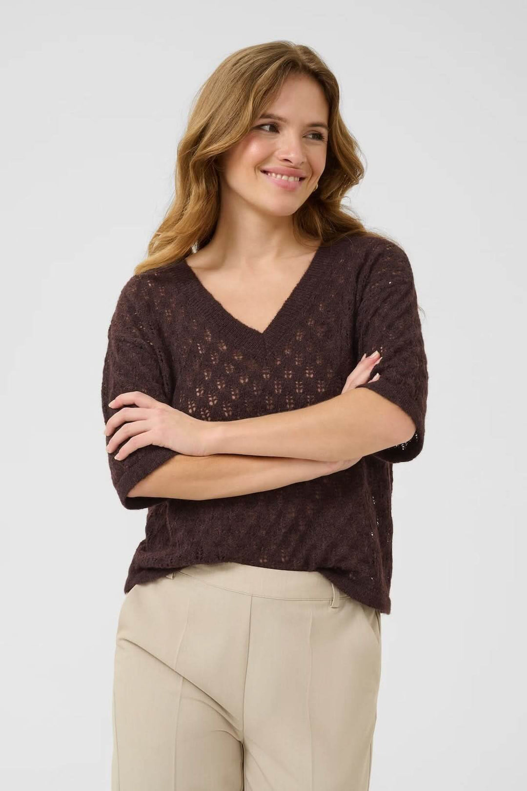 Chandail ajouré à col en V, léger et texturé, avec motif délicat, idéal pour un look féminin et décontracté.