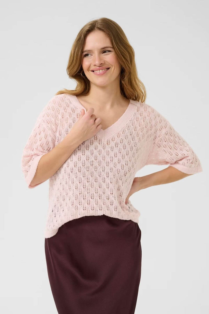 Chandail en tricot ajouré à col en V, léger, texturé, idéal pour un look féminin et des superpositions estivales.