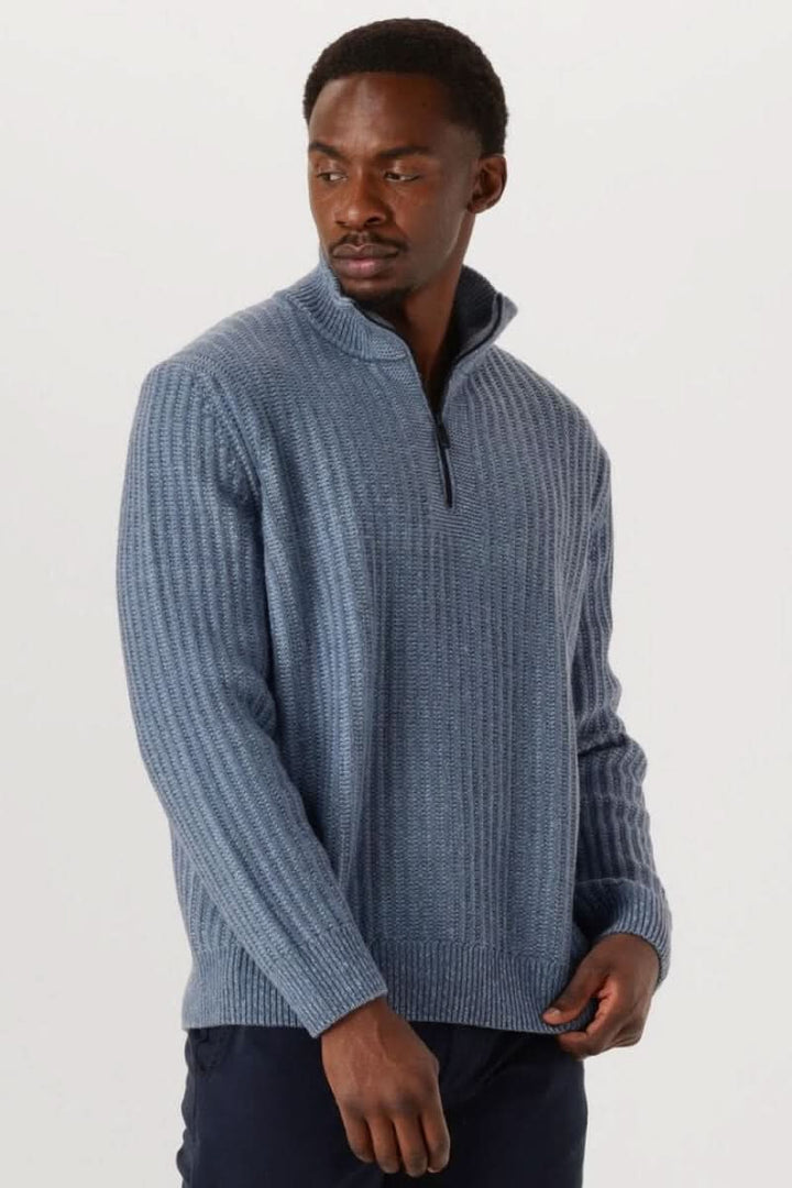 Chandail en tricot à demi-glissière bleu avec col montant zippé, parfait pour un look décontracté et soigné.