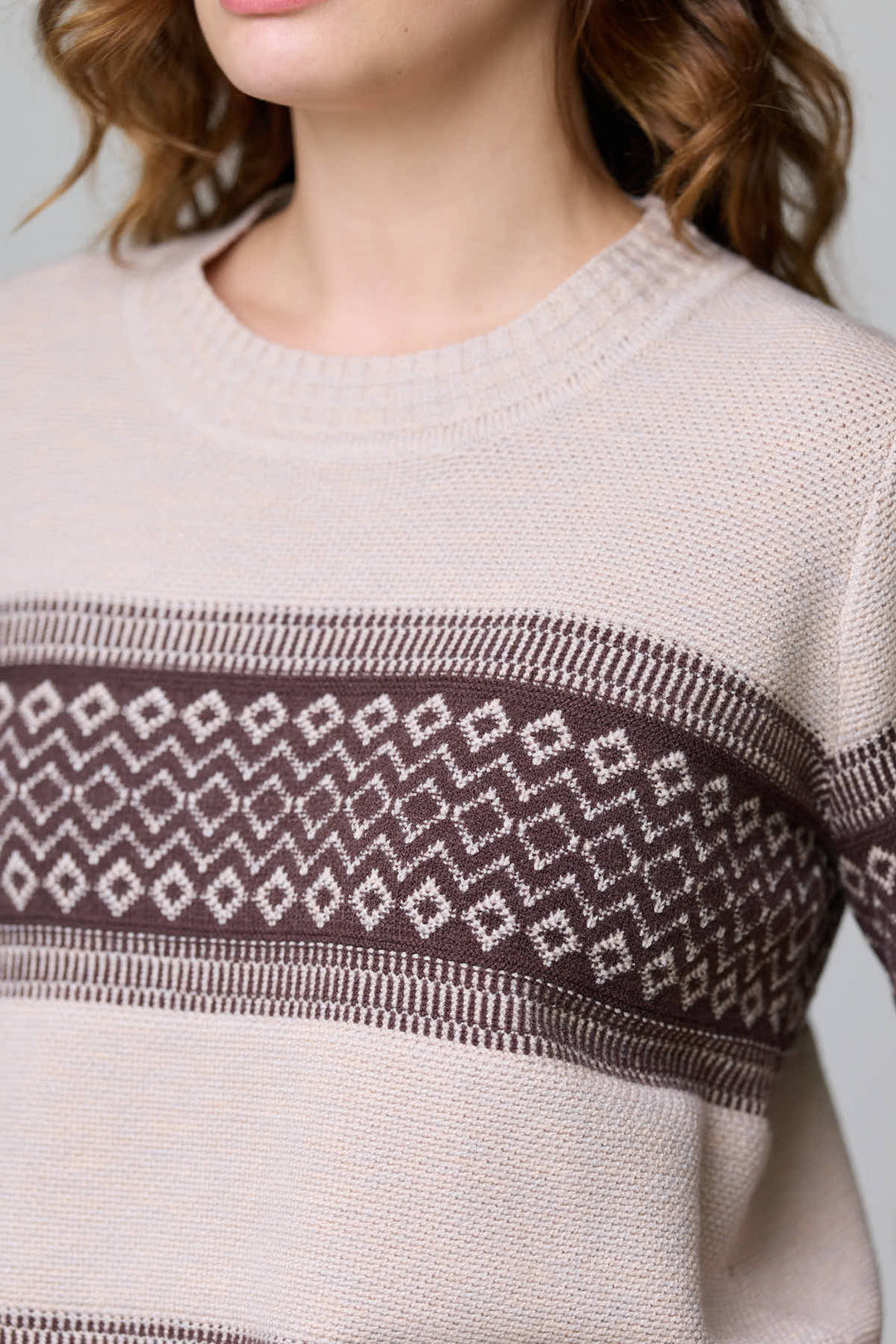 Chandail en tricot jacquard avec motif géométrique bicolore élégant et doux, idéal pour un style hivernal confortable et raffiné.