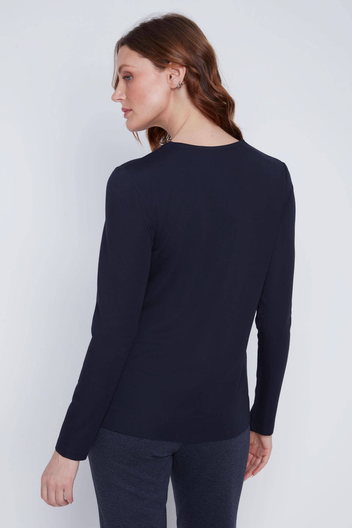Femme portant un chandail encolure en V zippée, vue de dos, manches longues, noir, style décontracté-professionnel.