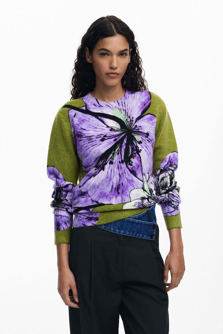 Chandail floral avec imprimé floral oversize violet, col rond, porté par une mannequin, style artistique et sophistiqué.