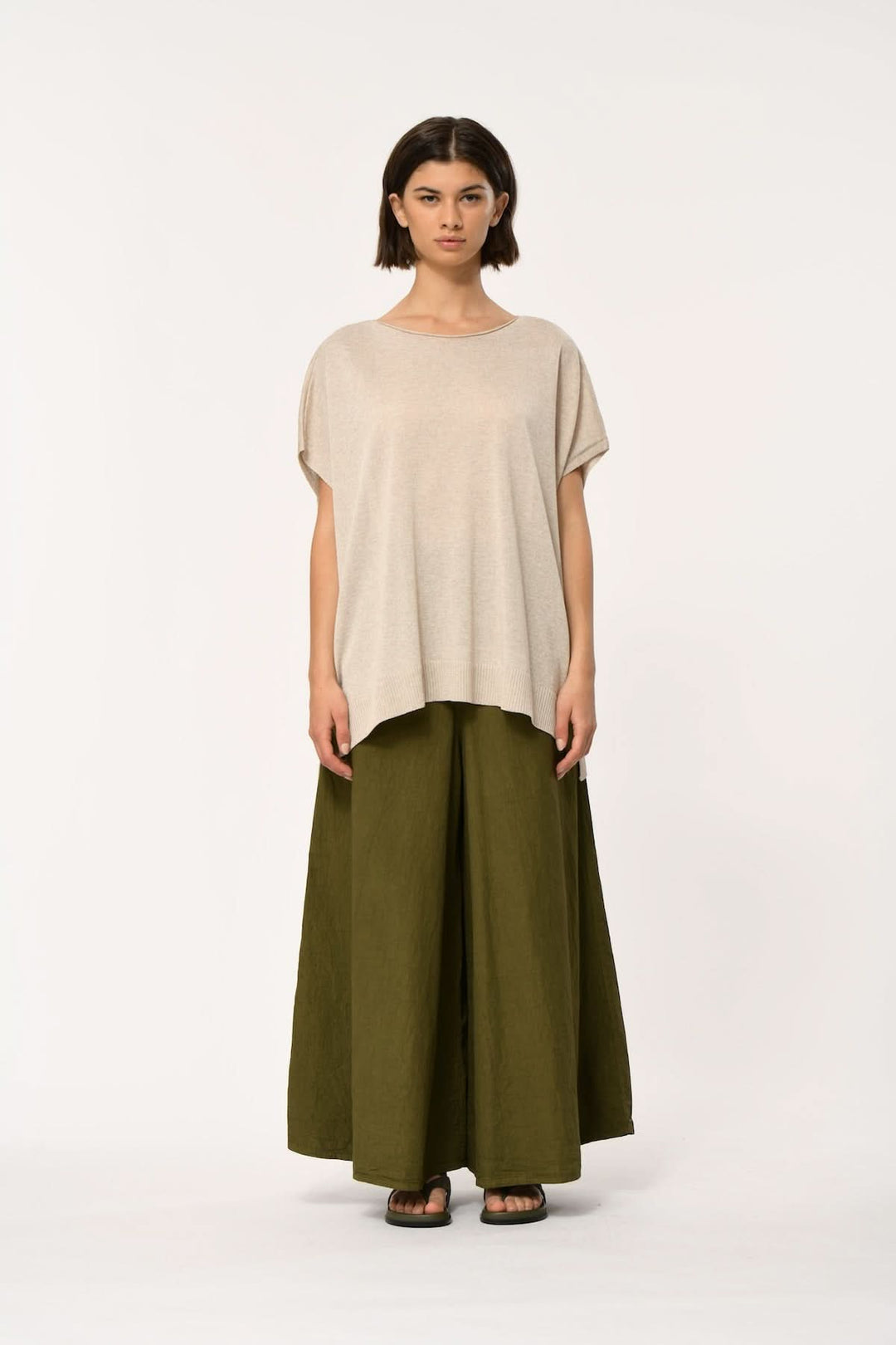 Alt Tag: Femme portant un chandail fluide à manches courtes amples avec un pantalon moderne