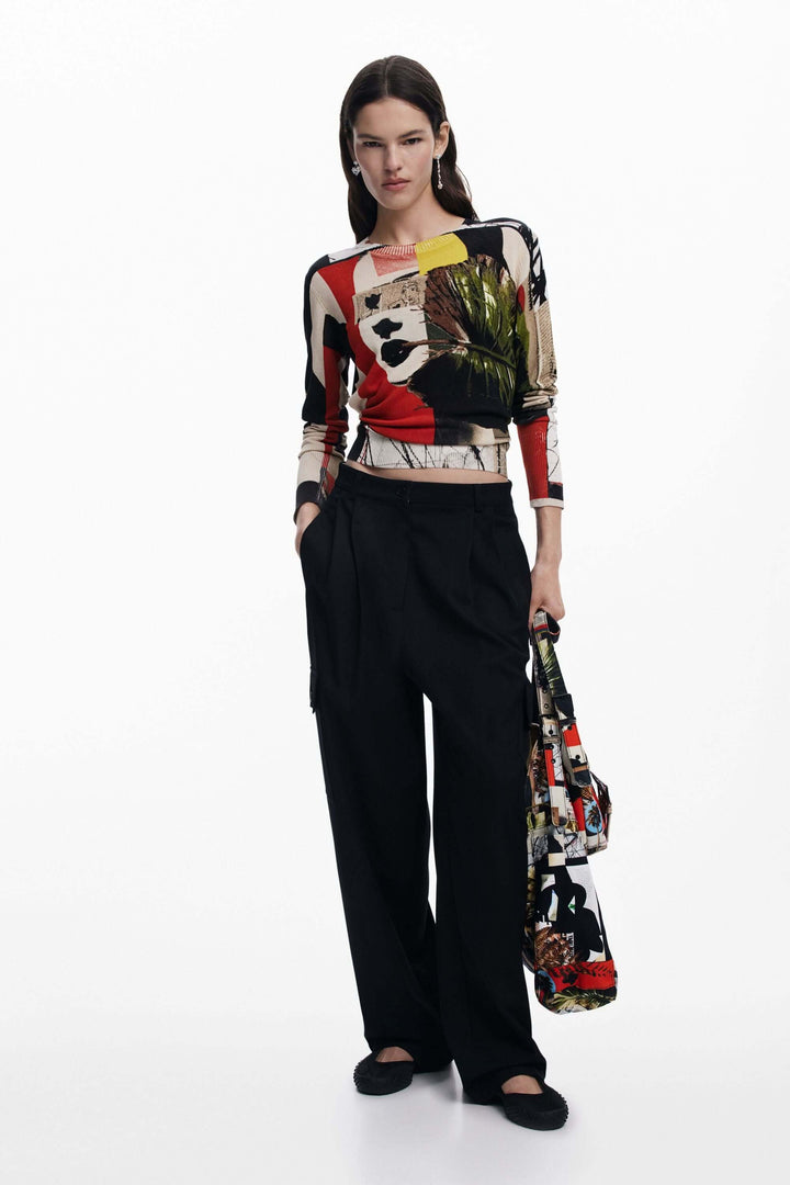 Pull à imprimé artistique avec jean et sac tendance, style décontracté et créatif, coupe régulière et col rond.