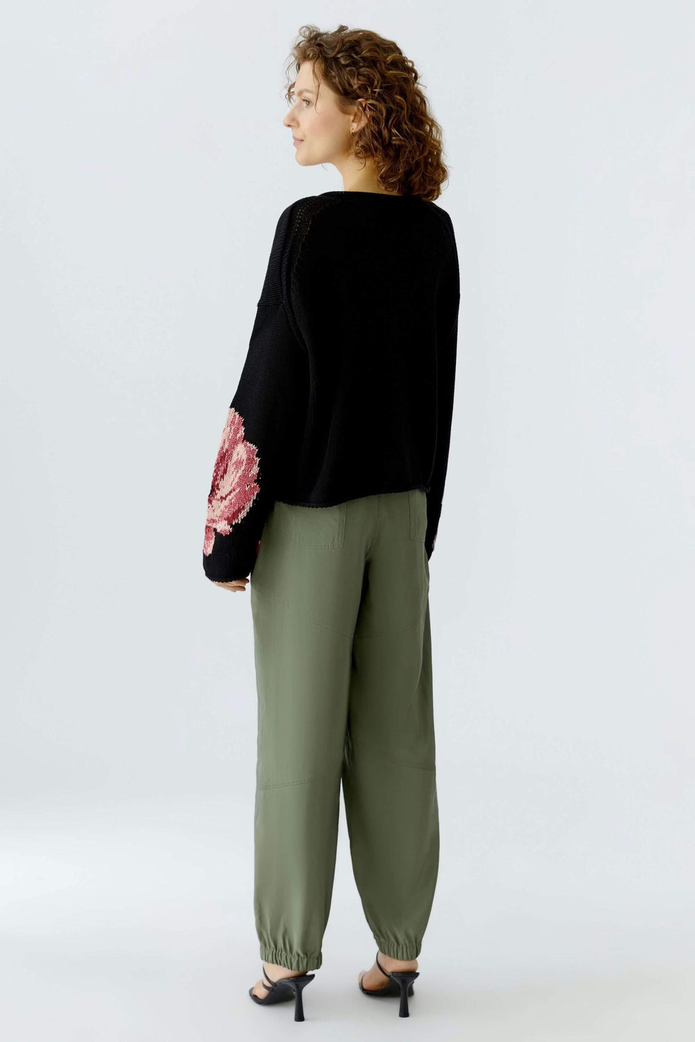 Chandail imprimé floral avec motif expressif, coupe décontractée et détails ajourés, vue arrière, idéal pour rehausser une tenue quotidienne.