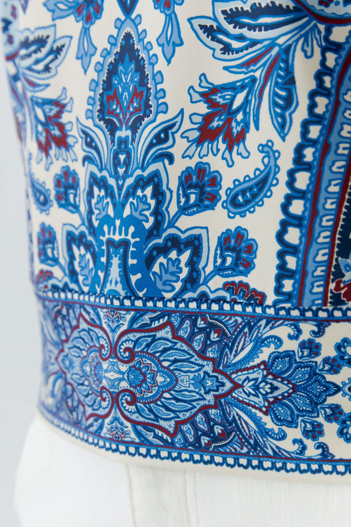 Vue rapprochée d'un chandail imprimé à manches courtes avec motif cachemire bleu, rouge et blanc, style artistique et polyvalent.