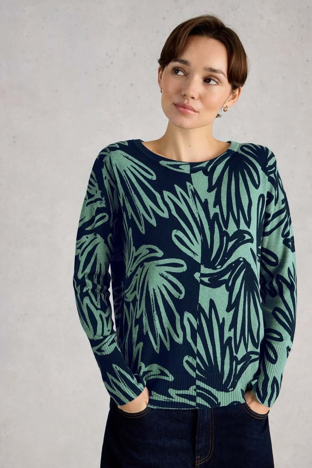 Chandail imprimé à manches longues Olive avec motif graphique, porté par une femme, idéal pour un style décontracté.