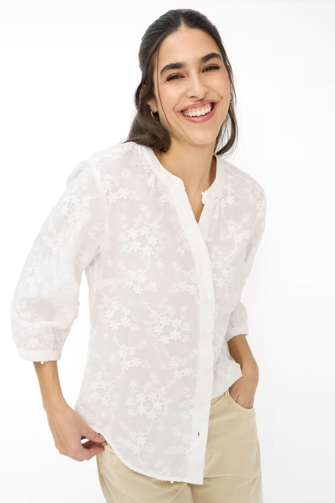 Chandail léger à broderie florale VELIA, coupe fluide, manches trois-quarts, encolure ouverte, femme souriante
