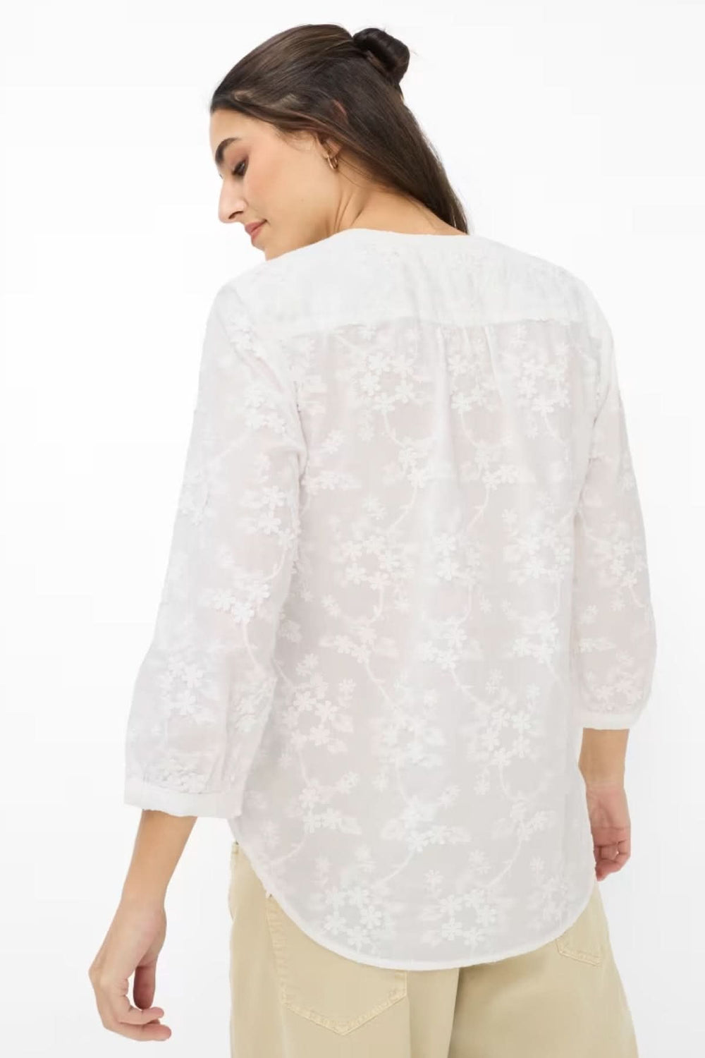 Femme portant le Chandail léger à broderie florale VELIA vue de dos, montrant la broderie délicate et la coupe fluide.