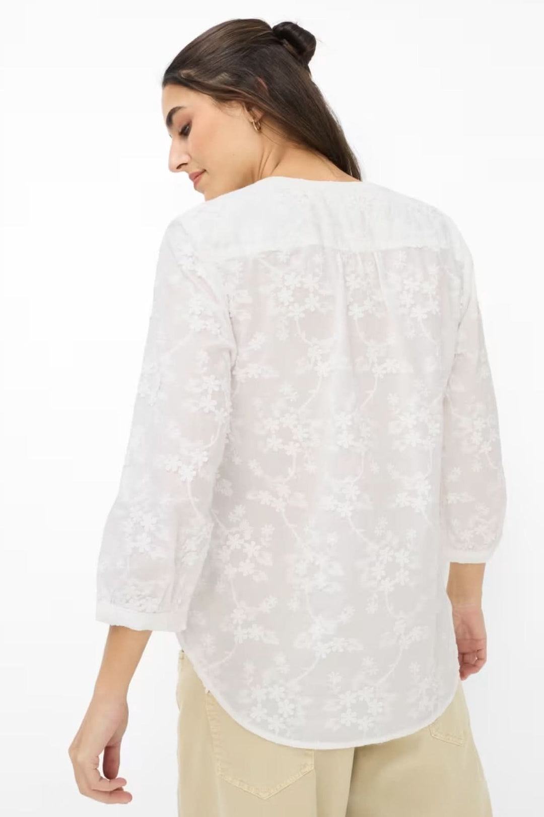 Femme portant le Chandail léger à broderie florale VELIA vue de dos, montrant la broderie délicate et la coupe fluide.