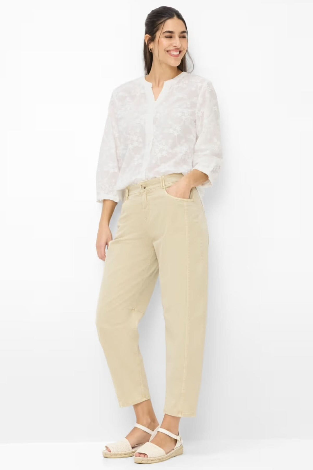 Chandail léger à broderie florale VELIA, coupe fluide, manches trois-quarts, femme en look décontracté, envers blanc, description en français.