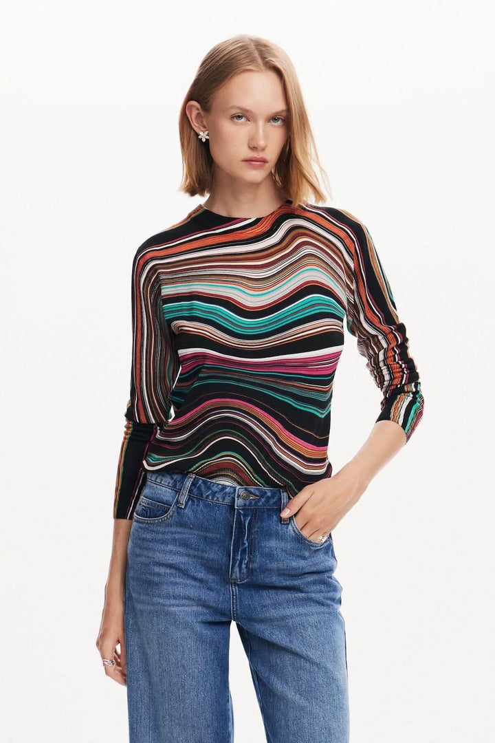 Chandail à rayures ondulées avec manches longues, col rond, et coupe régulière, porté avec jeans.