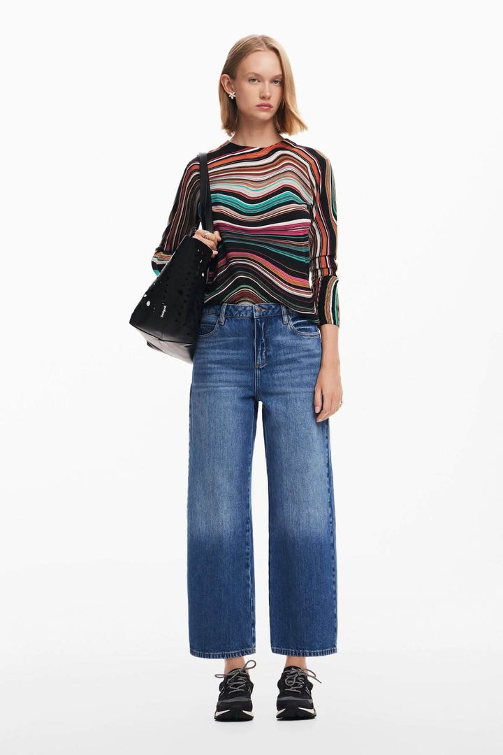 Chandail à rayures ondulées avec jeans en denim, look décontracté et moderne, tenue noire avec sac à main.