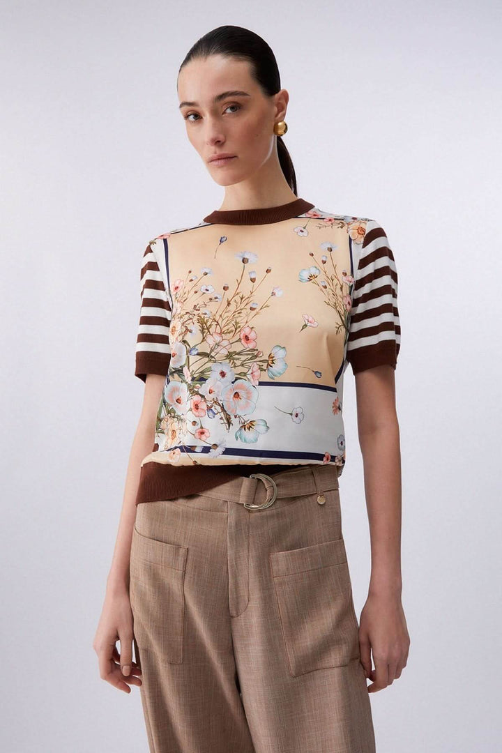 Chandail à manches courtes avec motifs contrastés et rayures pour un style moderne et raffiné.