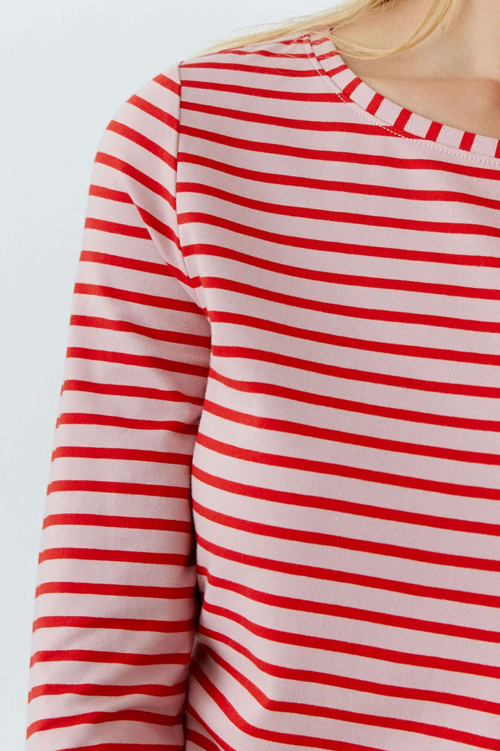 Chandail à manches longues Sumiko à rayures rouges et blanches, manches longues, encolure ronde, coupe ajustée, tissu doux.